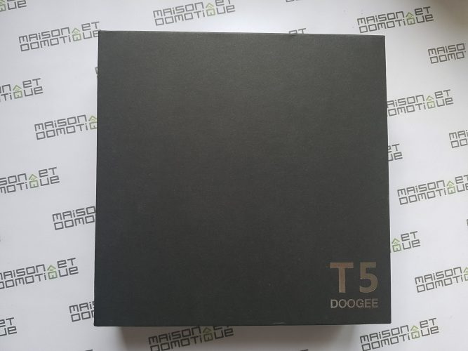 Doogee T5 поставляется в красивом черном корпусе, просто носящем его имя серебряными буквами